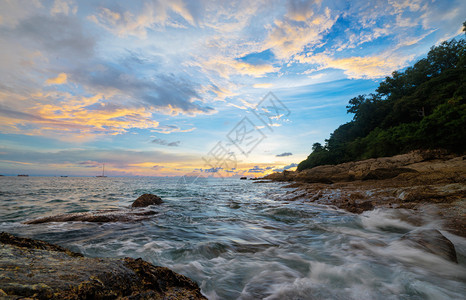 美丽的海景夕阳下五颜六色的天空图片