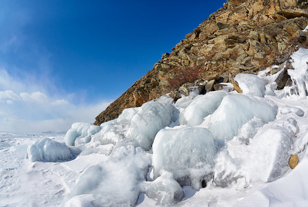寒冬白海湖的冰层覆盖着蓝天图片