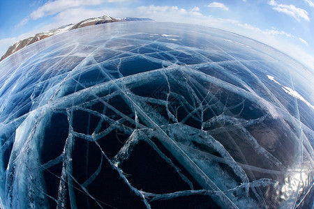 西伯利亚湖Baikal的冬季冰风景以鱼眼透镜拍摄宽角图片