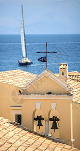 希腊科孚岛的船和教堂图片