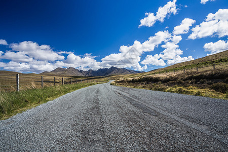 沿着湖边的一条清澈的道路穿过苏格兰高原山脉在图片