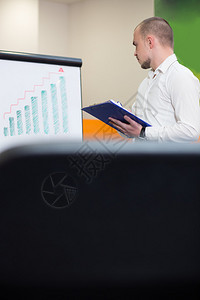 商人或团队领导在办公室向他的工作同事发表演讲或演示图片