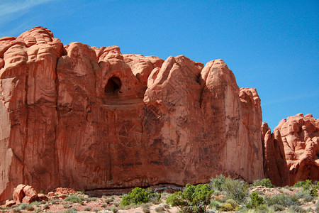 红岩层形成一个洞穴从恩特拉达沙石雕出在莫阿布犹他附近的Arch图片