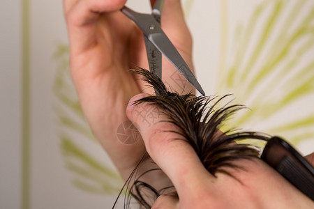 在美容院用梳子和剪刀男士头发图片