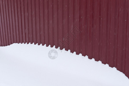 雪中红色金属栅栏建筑图片