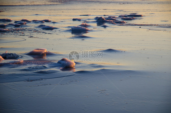 波罗的海瑞典岛奥兰德海岸的冰和岩石风景Icyand图片