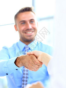 商人握手与他的合伙人图片