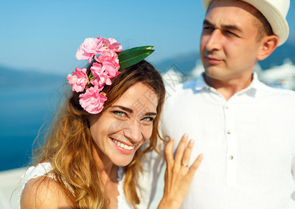 迷人的年轻夫妇在夏日阳光下在码头边散图片