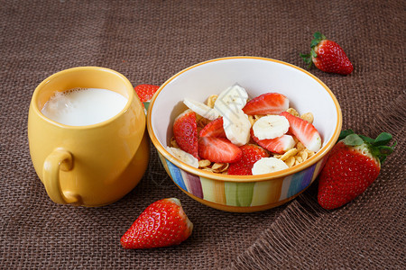 健康早餐玉米片新鲜草莓图片