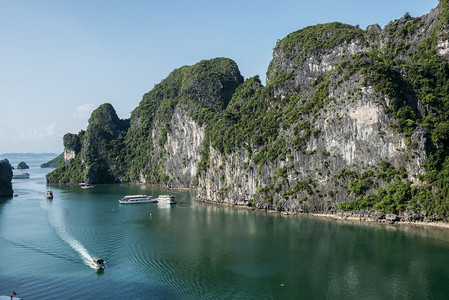 越南下龙湾石灰岩喀斯特地貌的迷人景象数以千计的石灰岩喀斯特地貌使其成为令人瞠目结舌的美景和联合国教科文组织遗产可以看图片