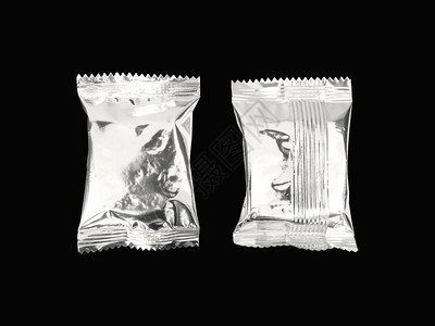 黑背景孤立的Foil零食包的图片