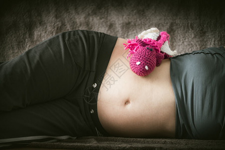 孕妇肚子上的粉红图片