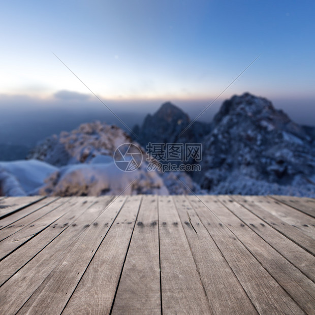 黄山雪景木地板前图片