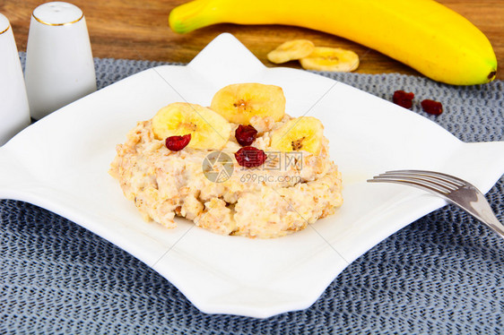 OatmealCranberry和Banana健康饮食图片