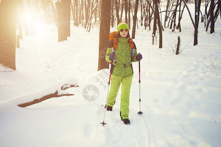 背着书包的美少女穿过雪地图片