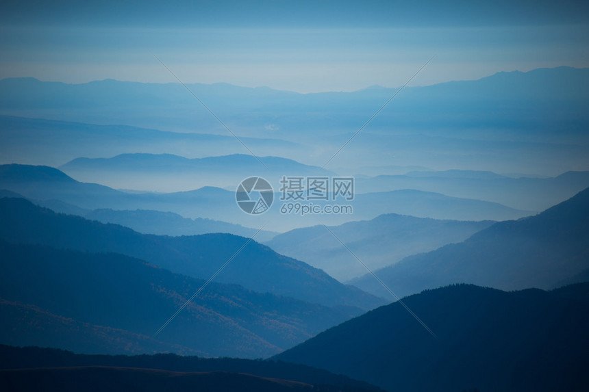 一个人带着背包和帐篷在图片