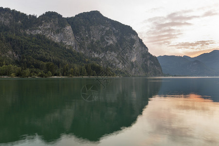 奥地利阿尔卑斯山湖蒙图片