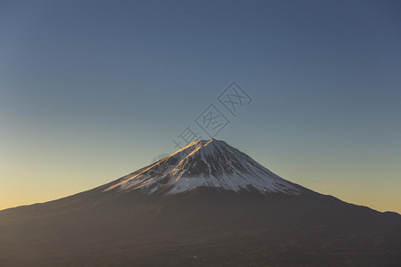 带雪帽的富士山日本图片