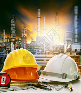 炼油厂工程师工作台用于工业务中的重工业和能源制造图片
