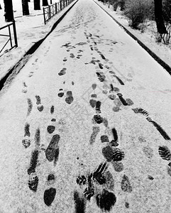 胡同降雪多处路人脚底痕迹一些新的和清晰的痕迹有的下雪图片