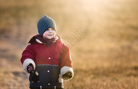 年轻快乐的男孩在春天的金色光芒中在美丽的乡村景观中户外玩耍在农村度过图片
