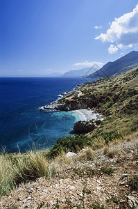 附近的岩石海岸线景观图片