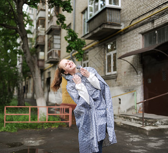 穿着雨衣的女孩欢喜雨的图片