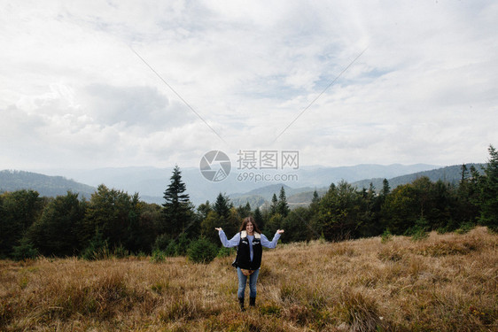 山上美丽的时髦旅行女孩在森林背景的丛林图片