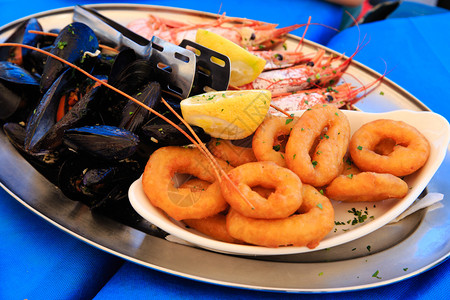 海产食品盘在地中海图片