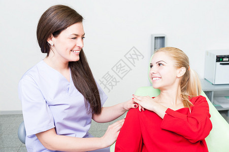 友好的牙医妇女对牙科办公室图片