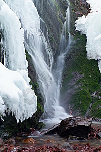 冬天可以看到瀑布岩壁上的冰雪和急流中的巨石冰和湿石图片