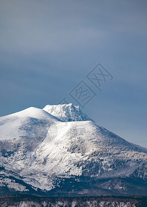 千岛群休眠火山的白色顶部图片