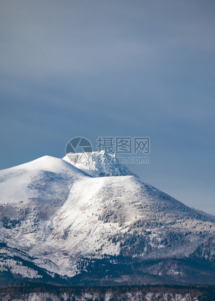 千岛群休眠火山的白色顶部图片