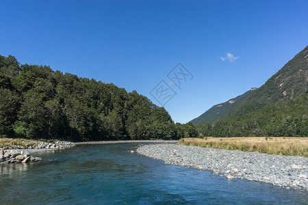 在去密尔福德的路上马卡伊小溪长着夏天的景色穿图片