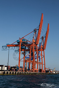 海港中的橙色港口起重机图片