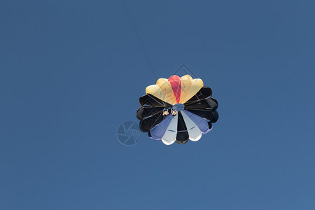 人们在爱琴海上滑翔伞博德鲁姆镇图片