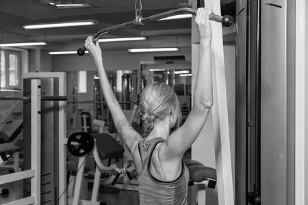 健身房里的主要肌肉组都是女孩力量训练女身体健康图片