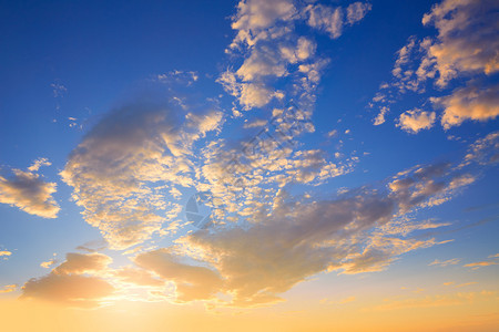 地中海的日落天空金色和蓝色的云彩图片