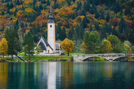 斯洛文尼亚旅游村BohinjLakeRibicevLaz等著名的圣约翰浸信会教堂多彩的秋图片