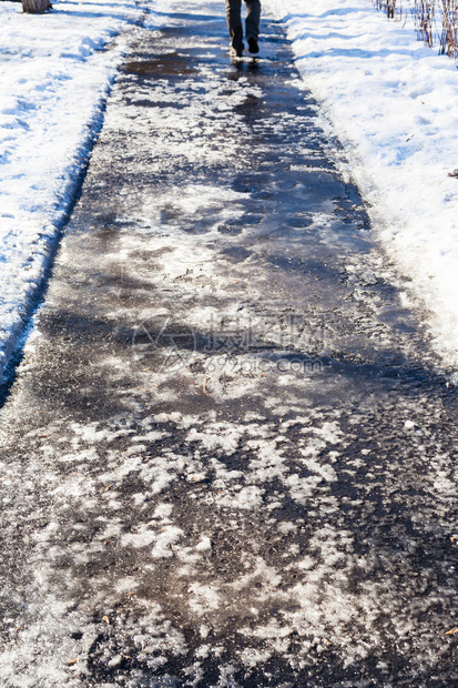 在阳光明媚的冬季日冰雪覆盖图片