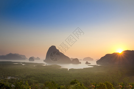 日出的山景图片