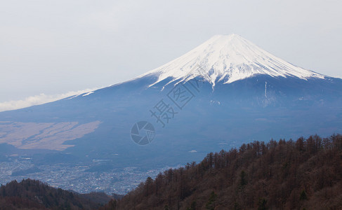 冬季的富士山和富士吉镇图片