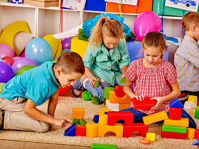 一坛子腐乳块幼稚园的分组儿童游戏区块在地板上合在一背景