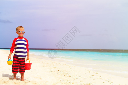 小男孩在沙滩上玩沙子孩子图片