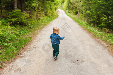 可爱的幼儿男孩在森图片