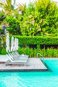 美丽的奢华豪雨伞沙滩和椅子在酒店度假胜地游泳图片
