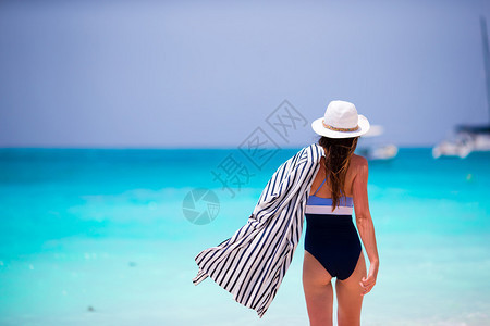 在热带沙滩上享受暑假的年轻快乐美丽图片