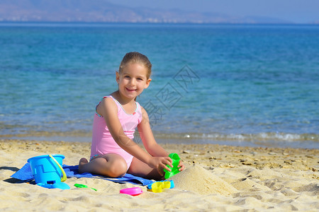 真正的幼儿女孩享受在海图片