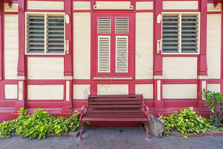 泰国华欣老式木制建筑前的红色椅子图片