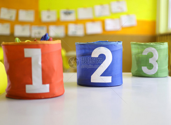 幼儿园课桌上有大字一二三的红绿蓝罐图片